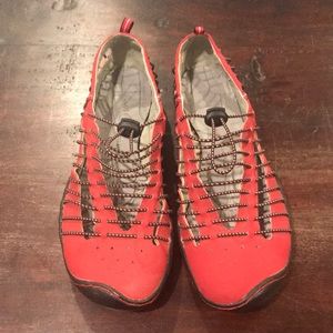 J-41 sports “bungee-barefoot” shoes in red